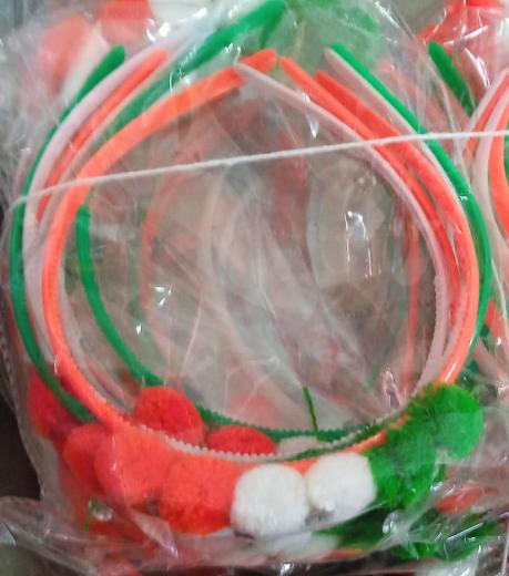 Hairband pompom thumbnail 1